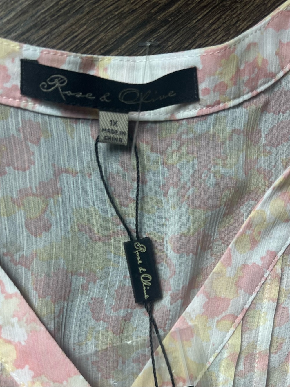 Rose & Olive Pink and Cream Pintuck V-Neck Tunic size 1X - Picture 6 of 6